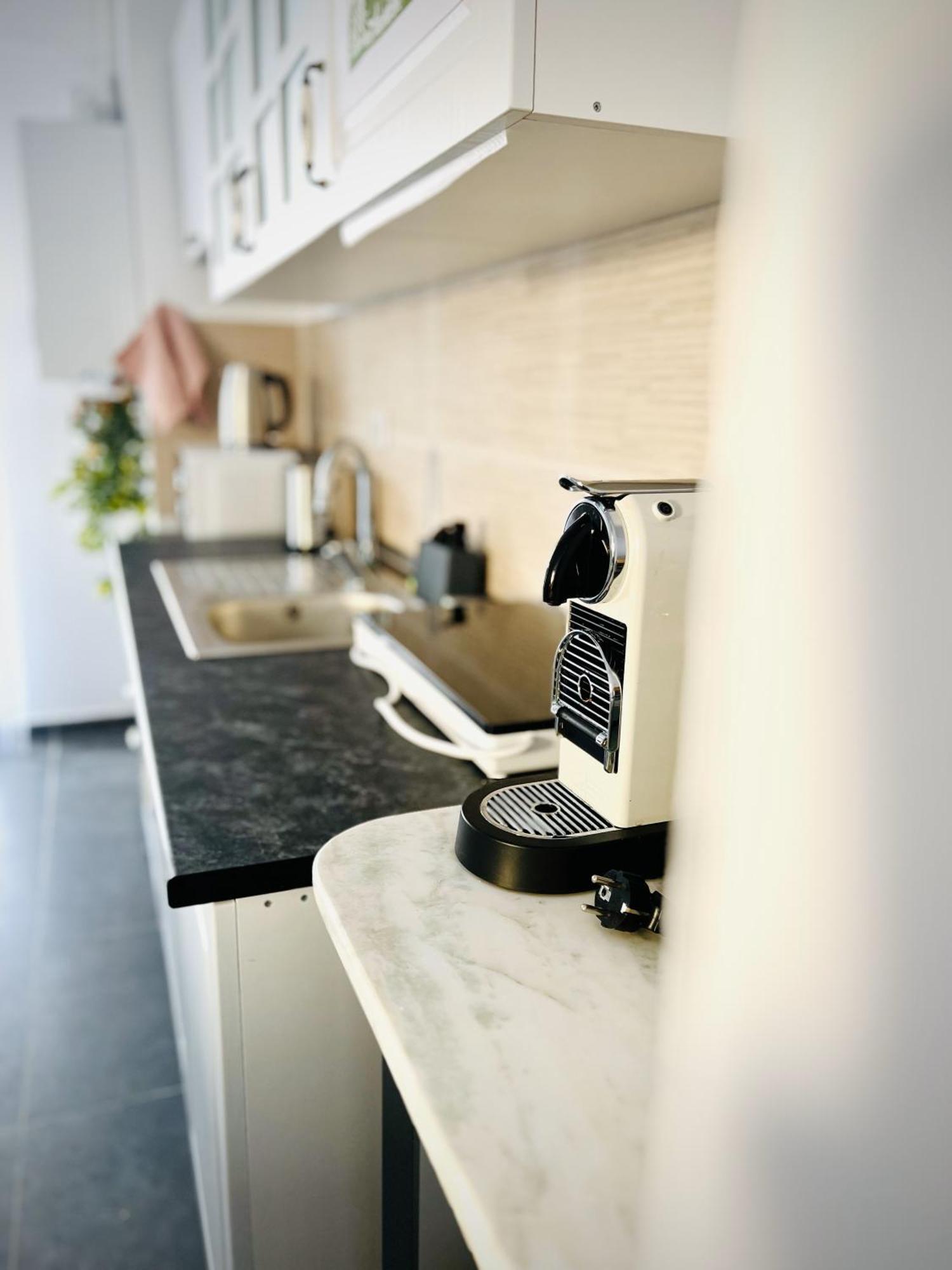 Airport Gardens Loft Apartment Отопени Екстериор снимка