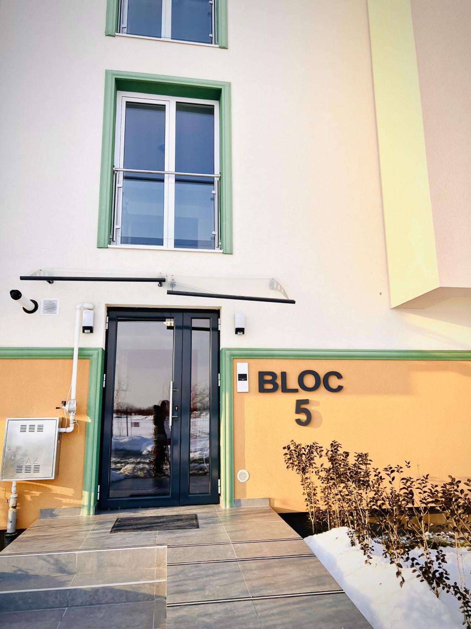 Airport Gardens Loft Apartment Отопени Екстериор снимка